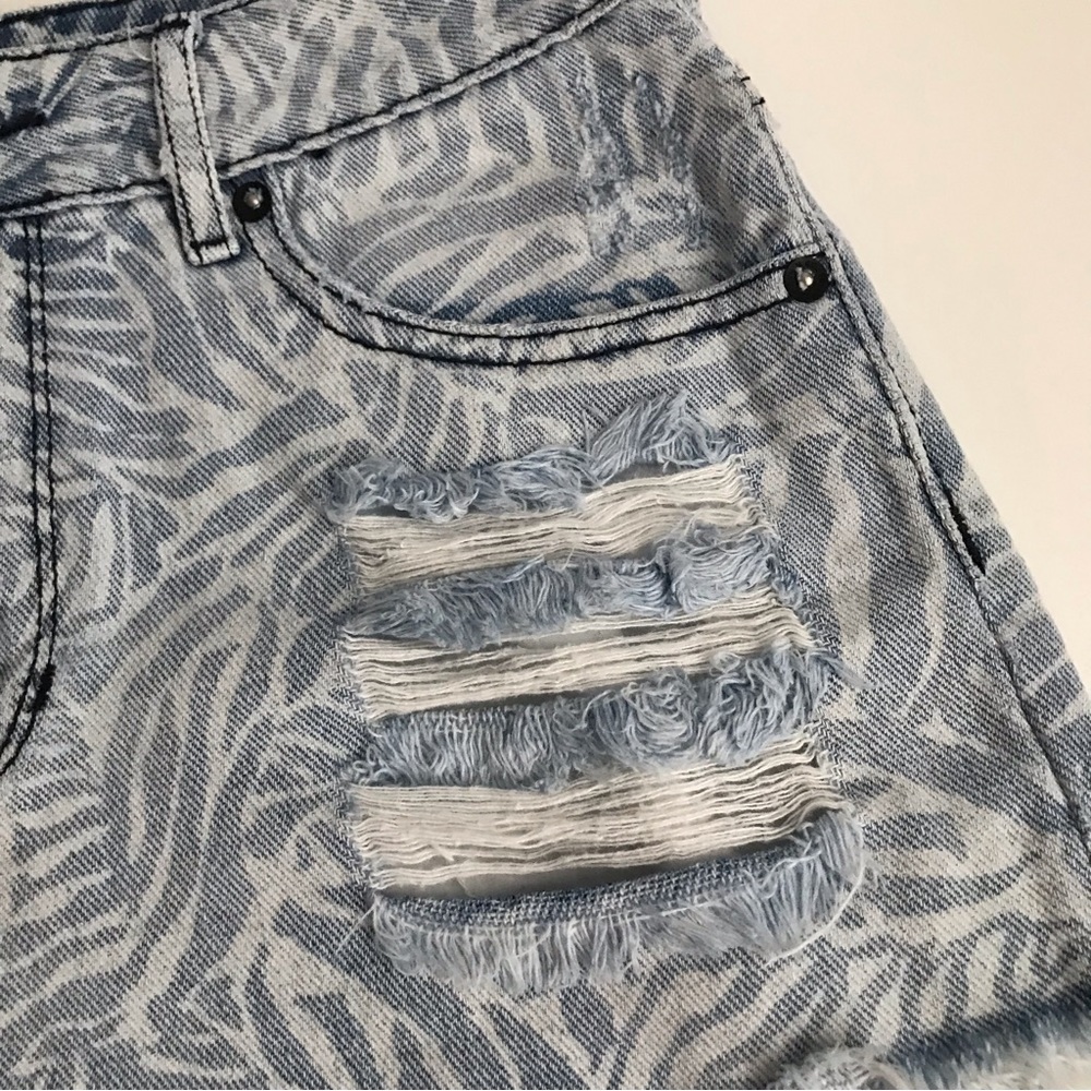 PacSun Distressed Short - Picture 2 of 4